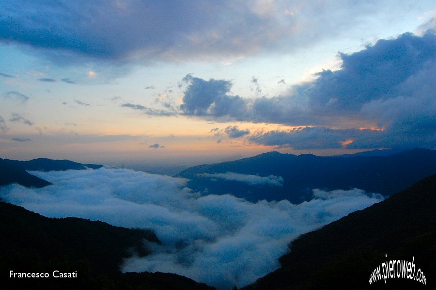 06 I colori del tramonto sotto le nubi temporalesche.jpg